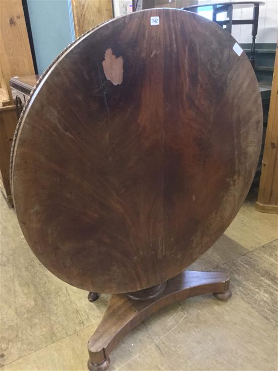 Mahogany circular breakfast table